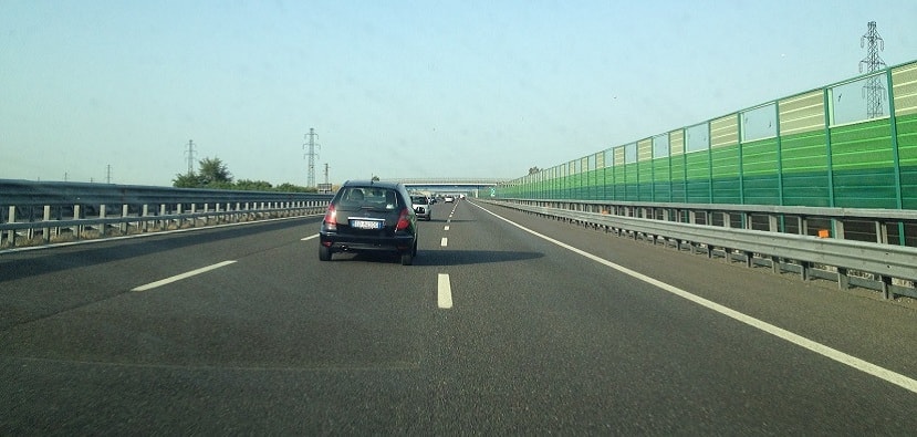 corsia di destra in autostrada autoscuola a cagliari corsia veicoli lenti